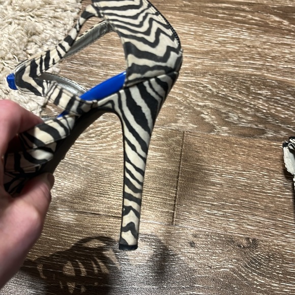 Qupid zebra print 5” heel zipper on back size 8 - Picture 11 of 12
